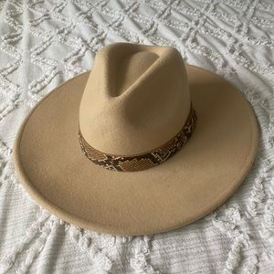 Beige hat with snake print band